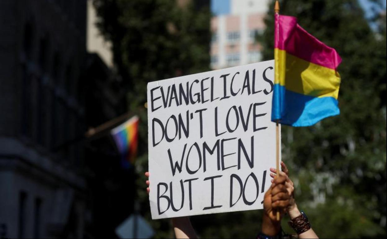 Pancartas en contra de la sentencia del aborto en el desfile del orgullo gay en Nueva York.