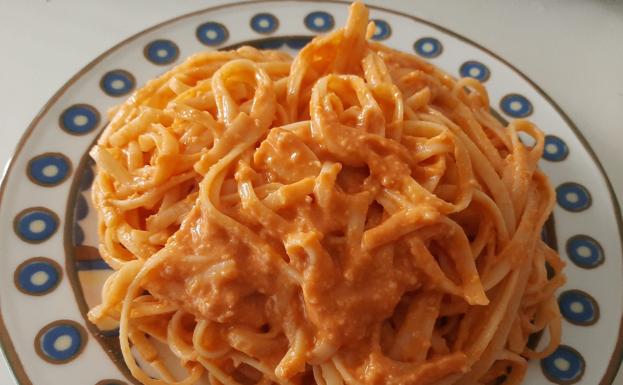 Tallarines en salsa de tomate con almendras