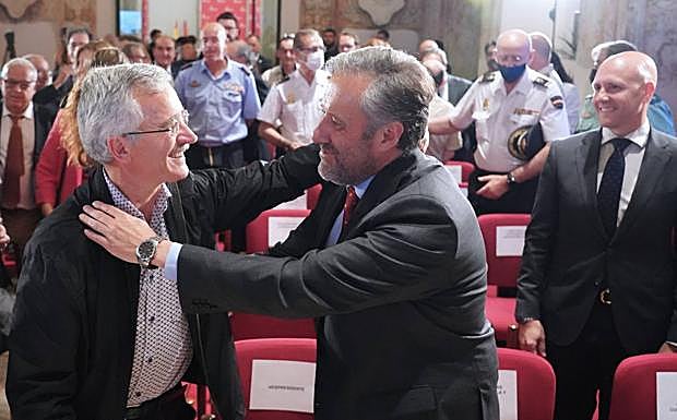 José Antonio Ortega Lara saluda a Carlos Pollán. 