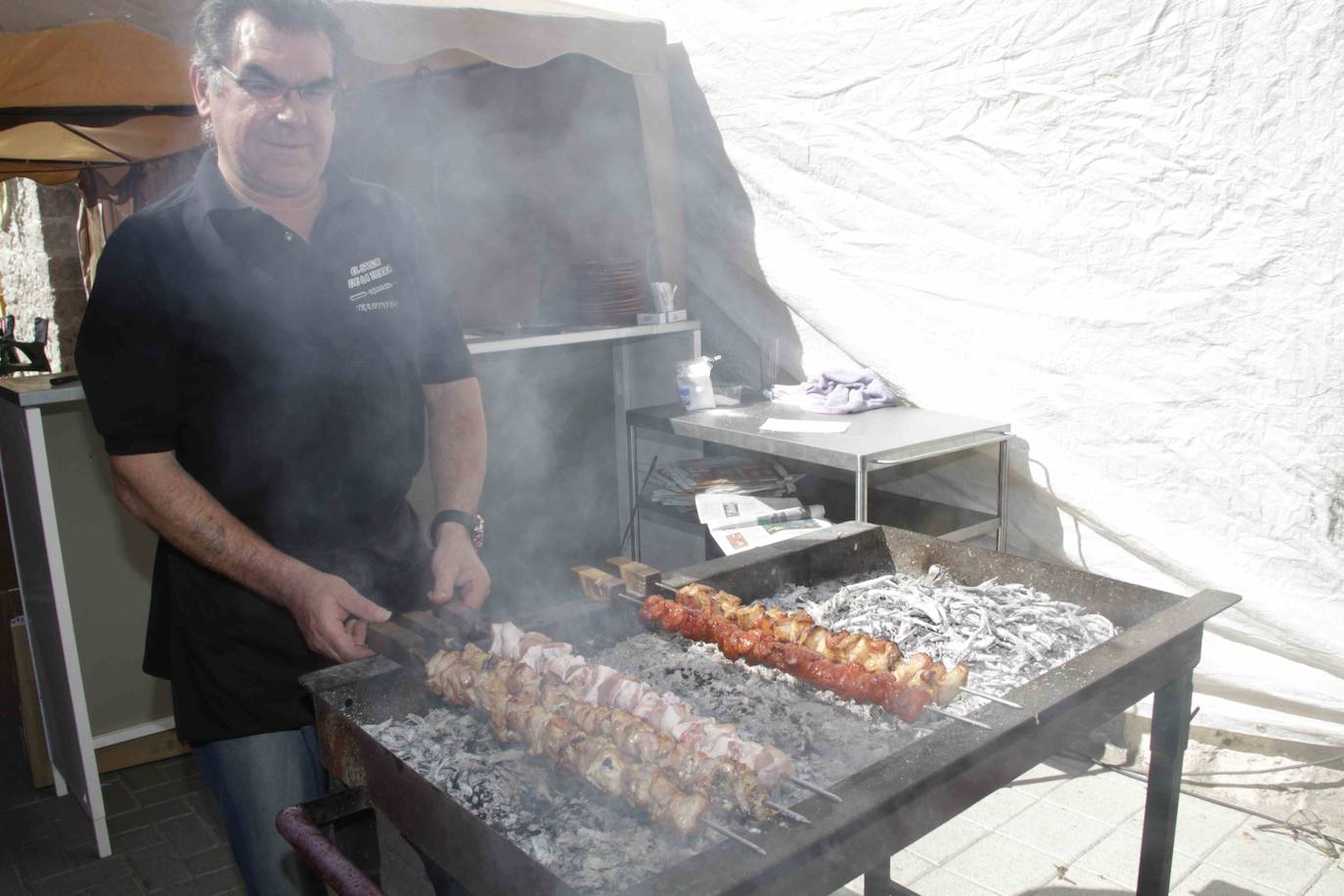 Elaboración de pinchos de lechazo. A. Ojosnegros