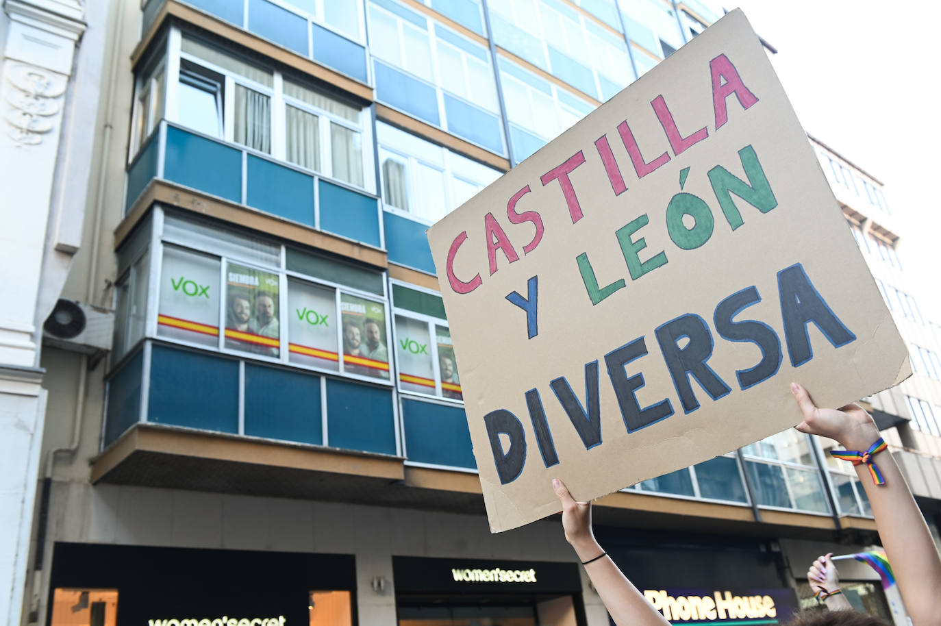 Fotos: Manifestación del Orgullo LGTBI en V