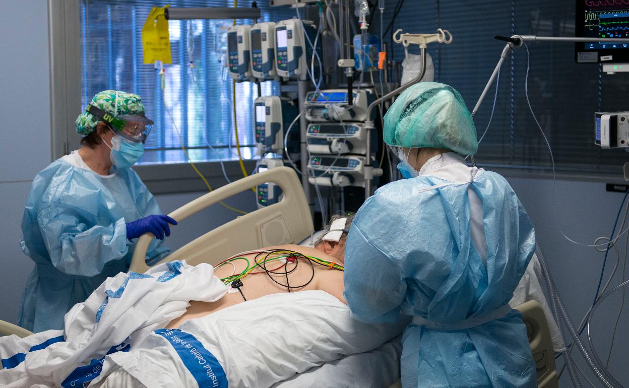 Personal sanitario atendiendo a un paciente ingresado en la Unidad de Cuidados Intensivos (UCI).