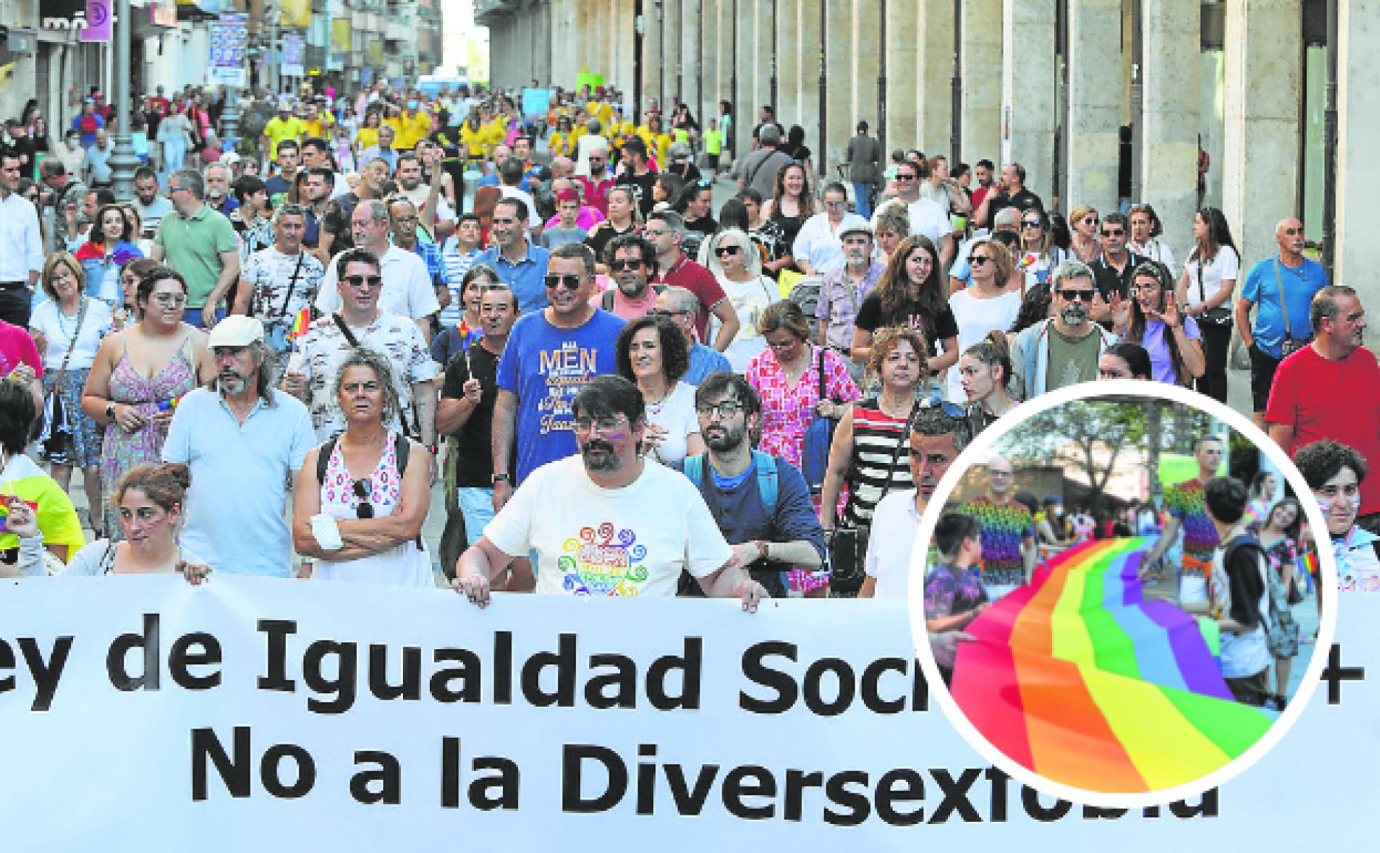 Manifestación por la Calle Mayor y detalle de una bandera gigante. 