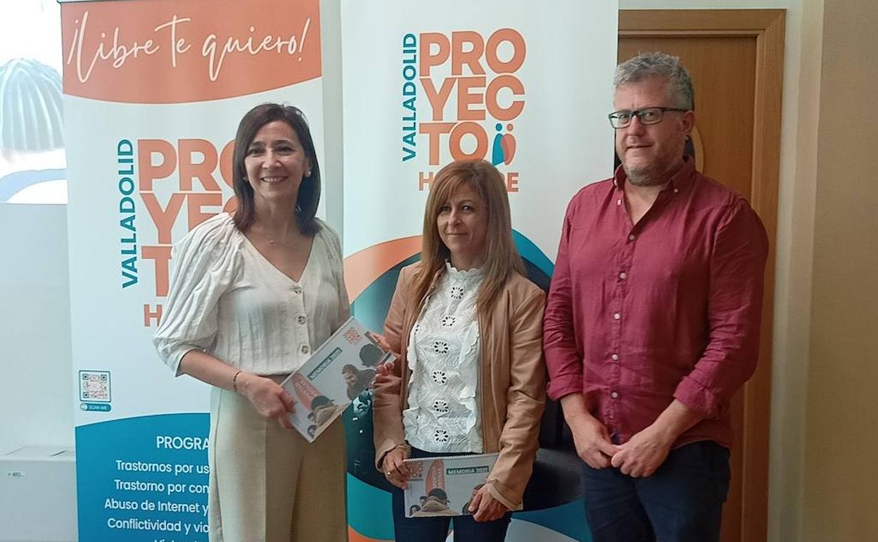 A la izquierda, Paz de la Puente, directora de la Fundación Aldana junto con Ana Macías, directora de programas y José Aldudo, coordinador del área de prevención. 