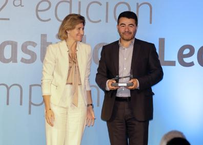 Imagen secundaria 1 - El Premio Toda una vida honra a Gerardo Gutiérrez, que lo recibe de manos de Goyo Ezama, director general de El Norte, y de Carlos Fernández Carriedo; Marta Alonso, directora territorial noroeste de BBVA, entrega el Premio Relevancia Empresarial a roberto García; Rocío Arroyo recibe el galardón que reconoce su espíritu emprendedor de manso de Francisco Hevia, director corporativo de Gullón. 