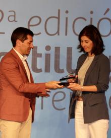 Imagen secundaria 2 - El Premio Toda una vida honra a Gerardo Gutiérrez, que lo recibe de manos de Goyo Ezama, director general de El Norte, y de Carlos Fernández Carriedo; Marta Alonso, directora territorial noroeste de BBVA, entrega el Premio Relevancia Empresarial a roberto García; Rocío Arroyo recibe el galardón que reconoce su espíritu emprendedor de manso de Francisco Hevia, director corporativo de Gullón. 