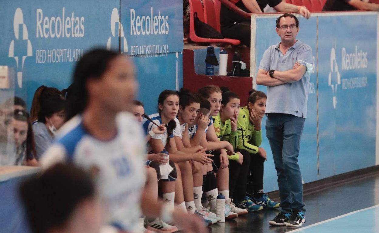 Miguel Ángel Peñas observa las evoluciones del partido desde la banda. 