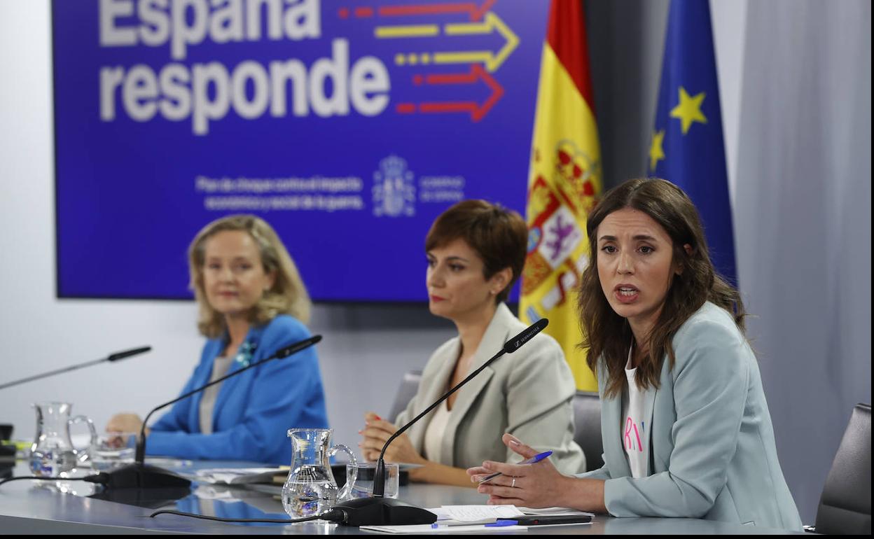Irene Montero, a la derecha, junto a Isabel Rodríguez, centro, y Nadia Calviño, tras un Consejo de Ministros.