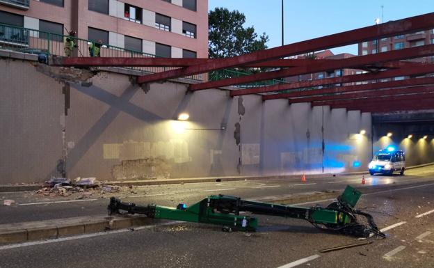 Una de las vigas del túnel de la Circular, montada sobre el resto debido a la colisión con la grúa de un camión de limpieza.