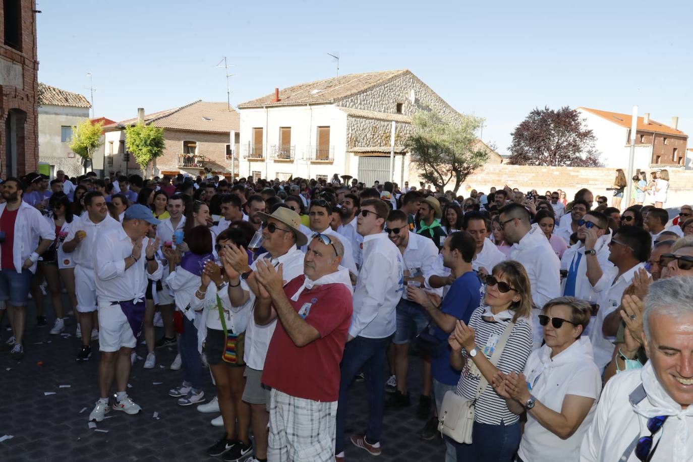 Los vecinos llenaron la plaza para escuchar el primer pregón festivo tras la pandemia. 