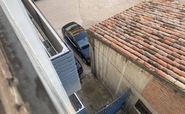 La policía tuvo que acceder por el tendedero, porque la puerta estaba cerrada por dentro. 