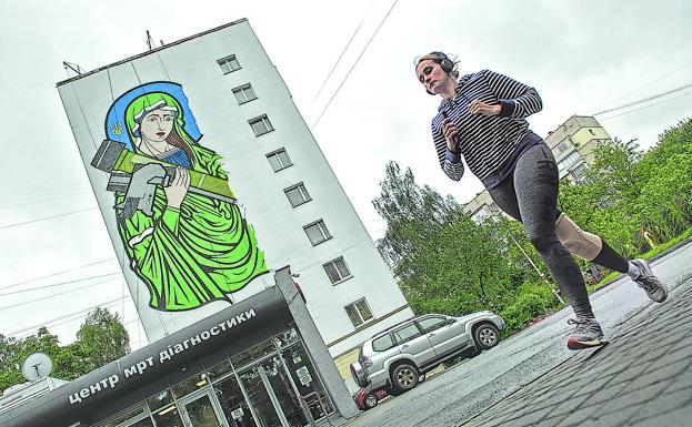 Santa 'Javelin'. Una 'madona' ortodoxa con un misil antitanque decora un edificio de la capital.