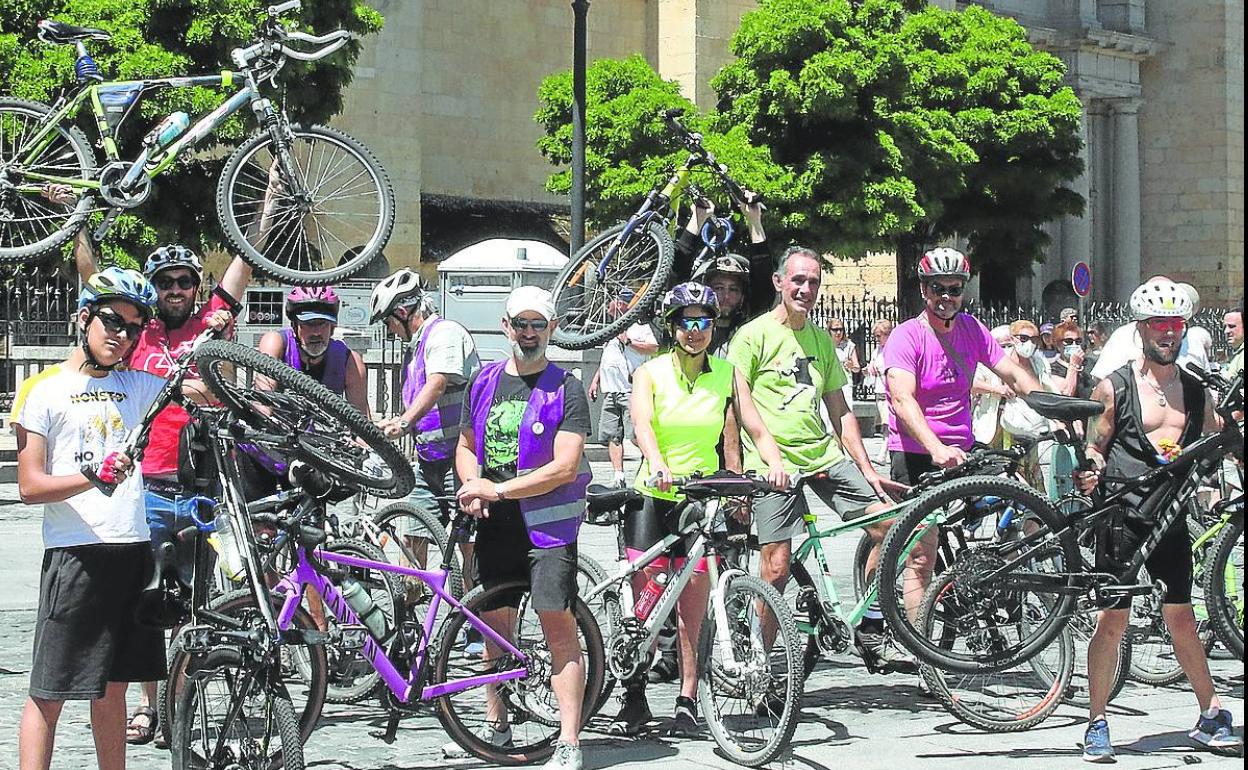 Integrantes del colectivo Bicicla durante la bicicletada de ayer. 