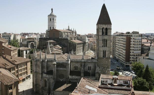 La iglesia de La Antigua, en primer plano; al final, la catedral de Valladolid. 