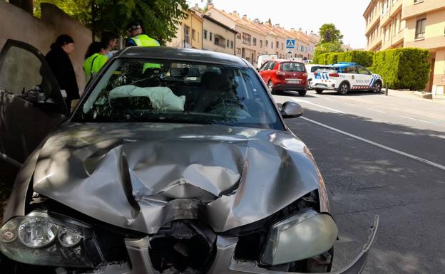 Un herido leve tras el choque de un vehículo contra un poste en la calle San Gabriel