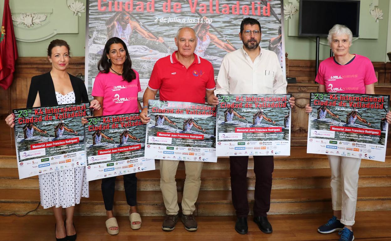 El concejal Alberto Bustos y Narciso Suárez, en el centro, escoltados por representantes del Dragon Boat 'Las Valkirias'. 