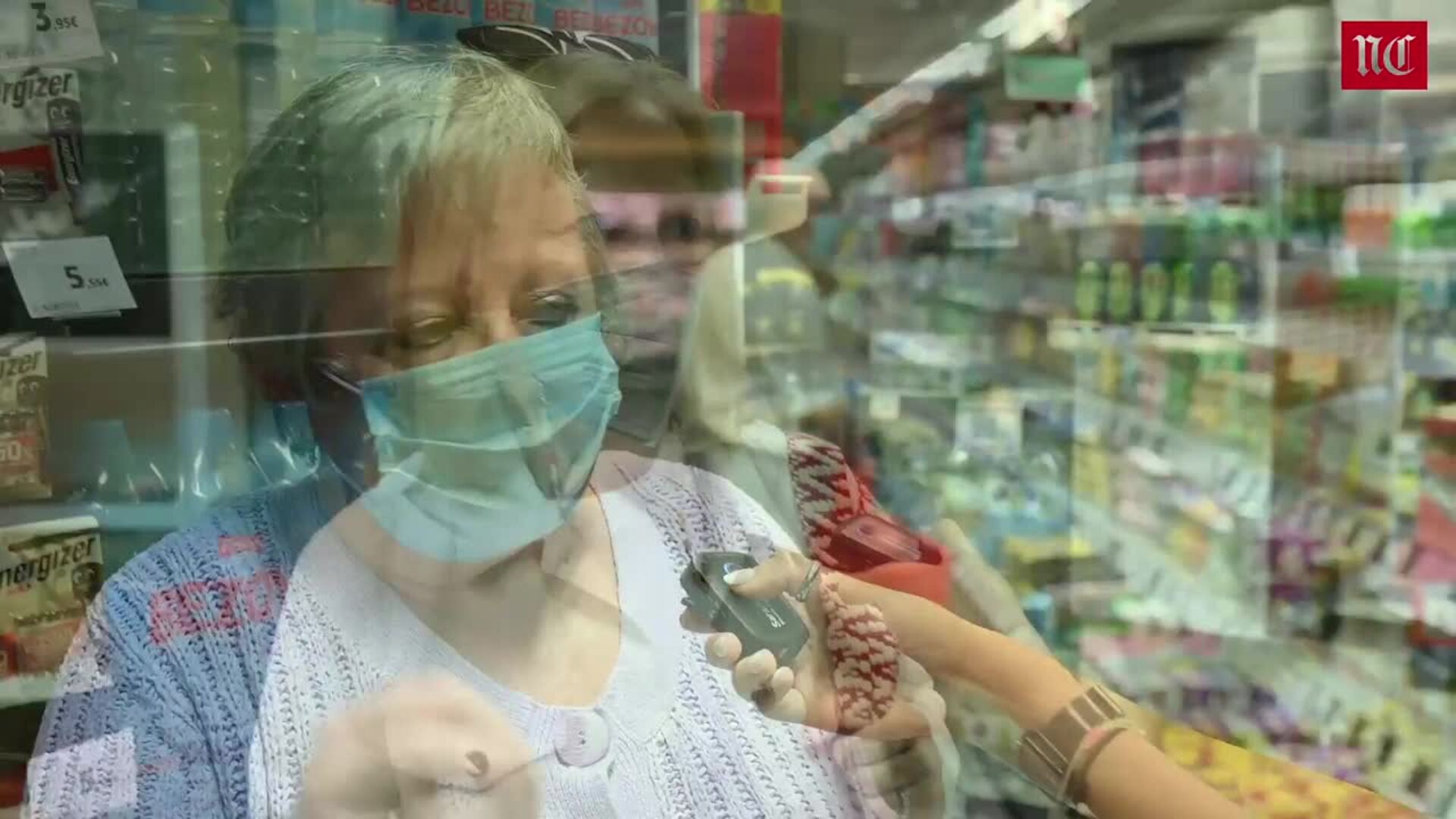 Las mascarillas vuelven a los interiores por miedo a contagiarse de covid-19 ante el nuevo repunte