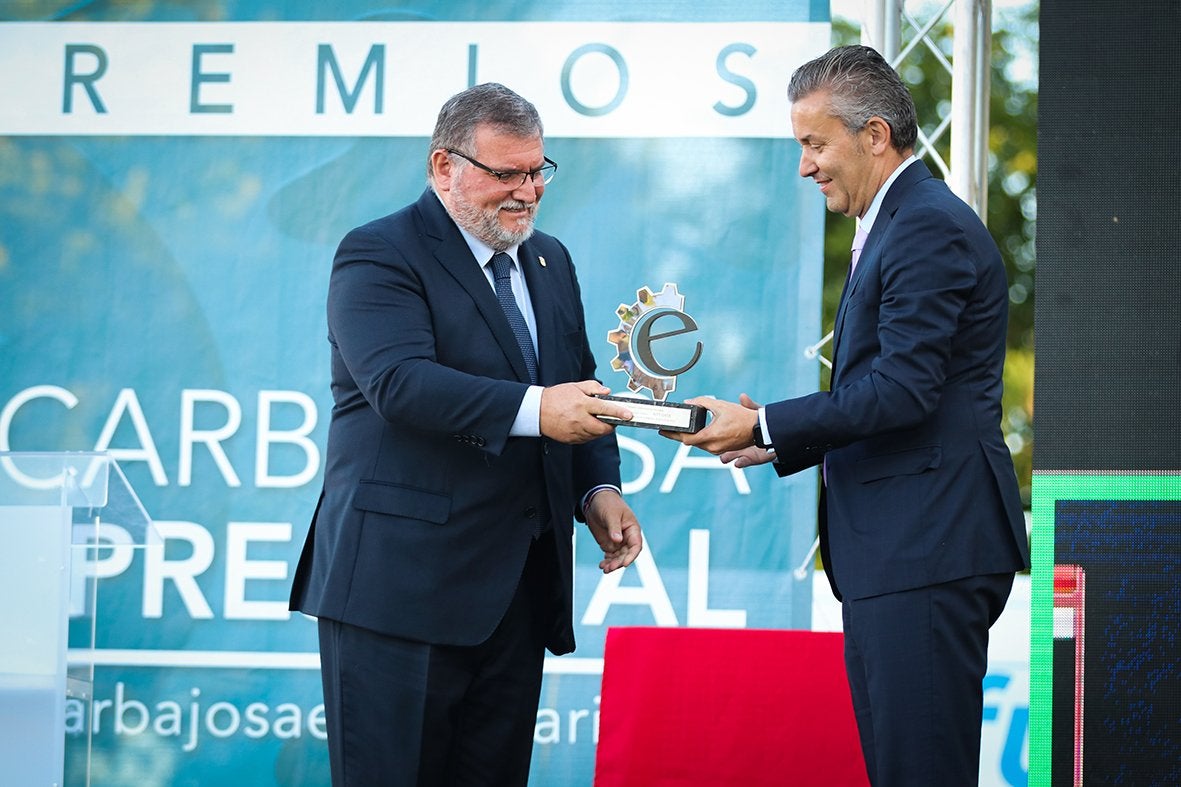 Foto de familia de los premiados. 