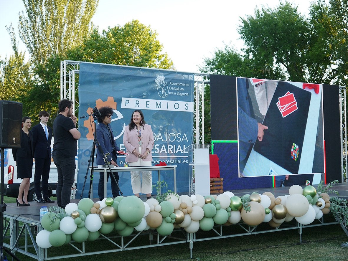 Foto de familia de los premiados. 