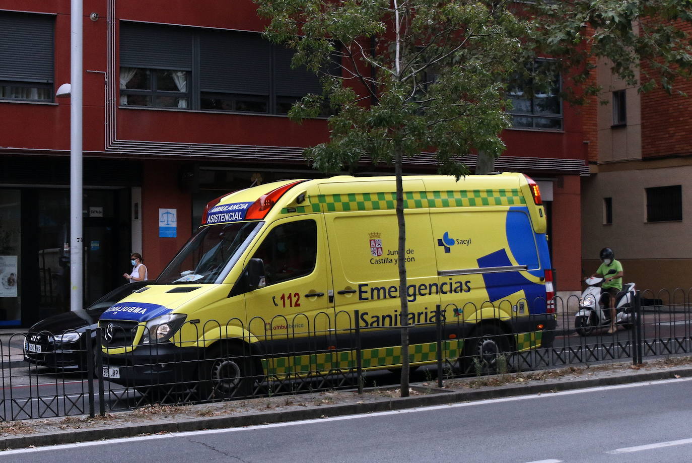 Ambulancia en el paseo Conde Sepúlveda.