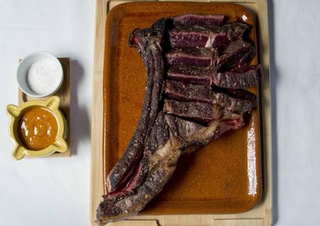 Chuletón preparado por Diego Huete, jefe de cocina del Parador de Ávila. 