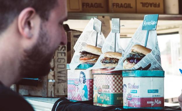 Hamburguesas en un puesto en el Planeta Sound de Ponferrada. 