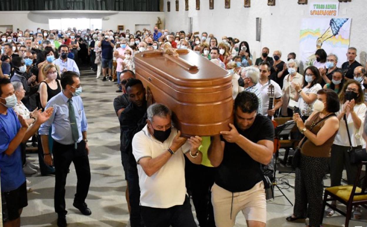 El féretro con los restos de Antonio Romo ya dentro de la Iglesia.
