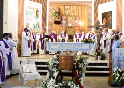 Imagen secundaria 1 - Puente Ladrillo se despide del sacerdote Antonio Romo, su «jabato»