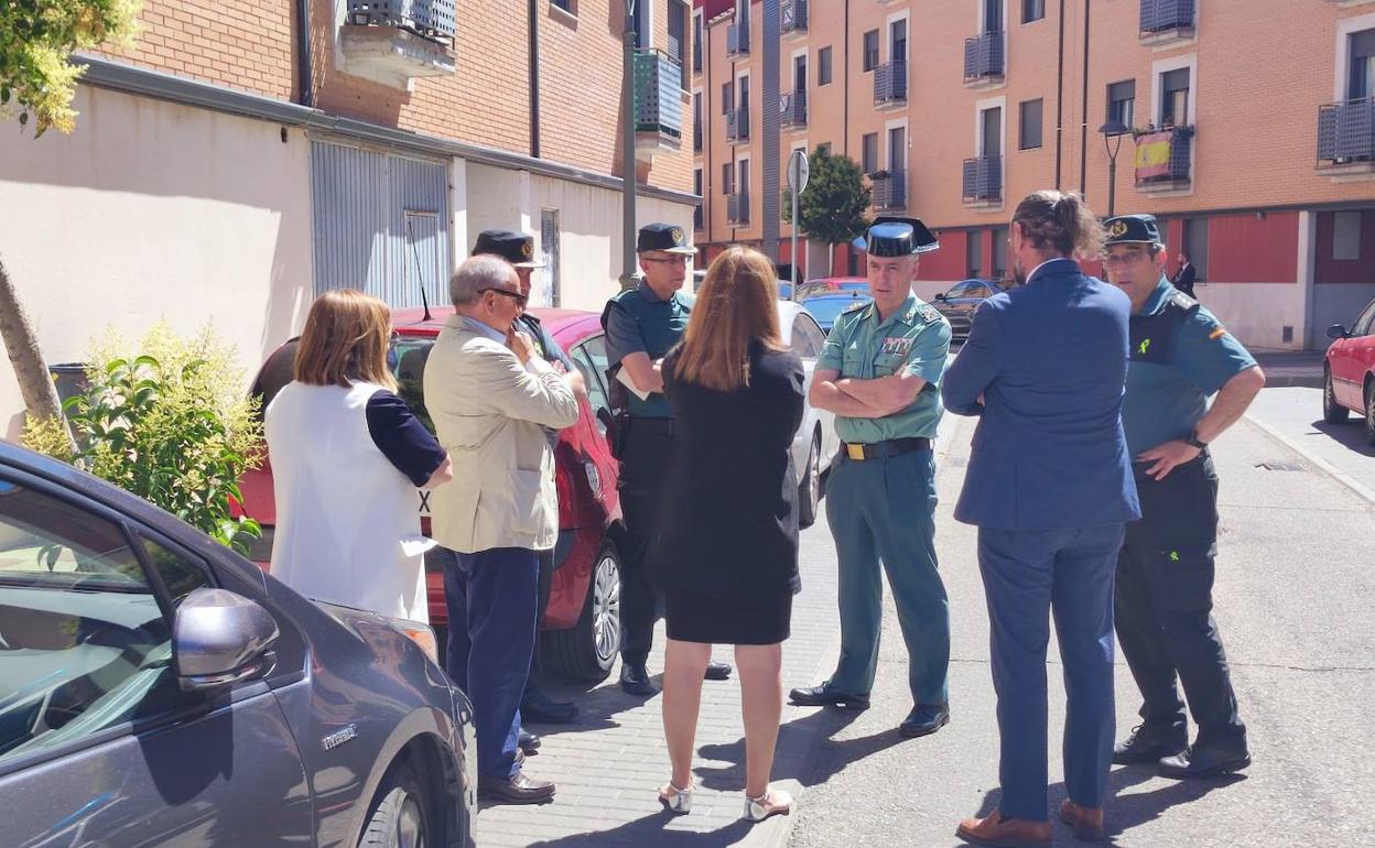 La delegada del Gobierno en Castilla y León, Virginia Barcones, (de espaldas), junto al subdelegado Emilio Álvarez, junto a varios guardias civiles en una calle de Santovenia. 