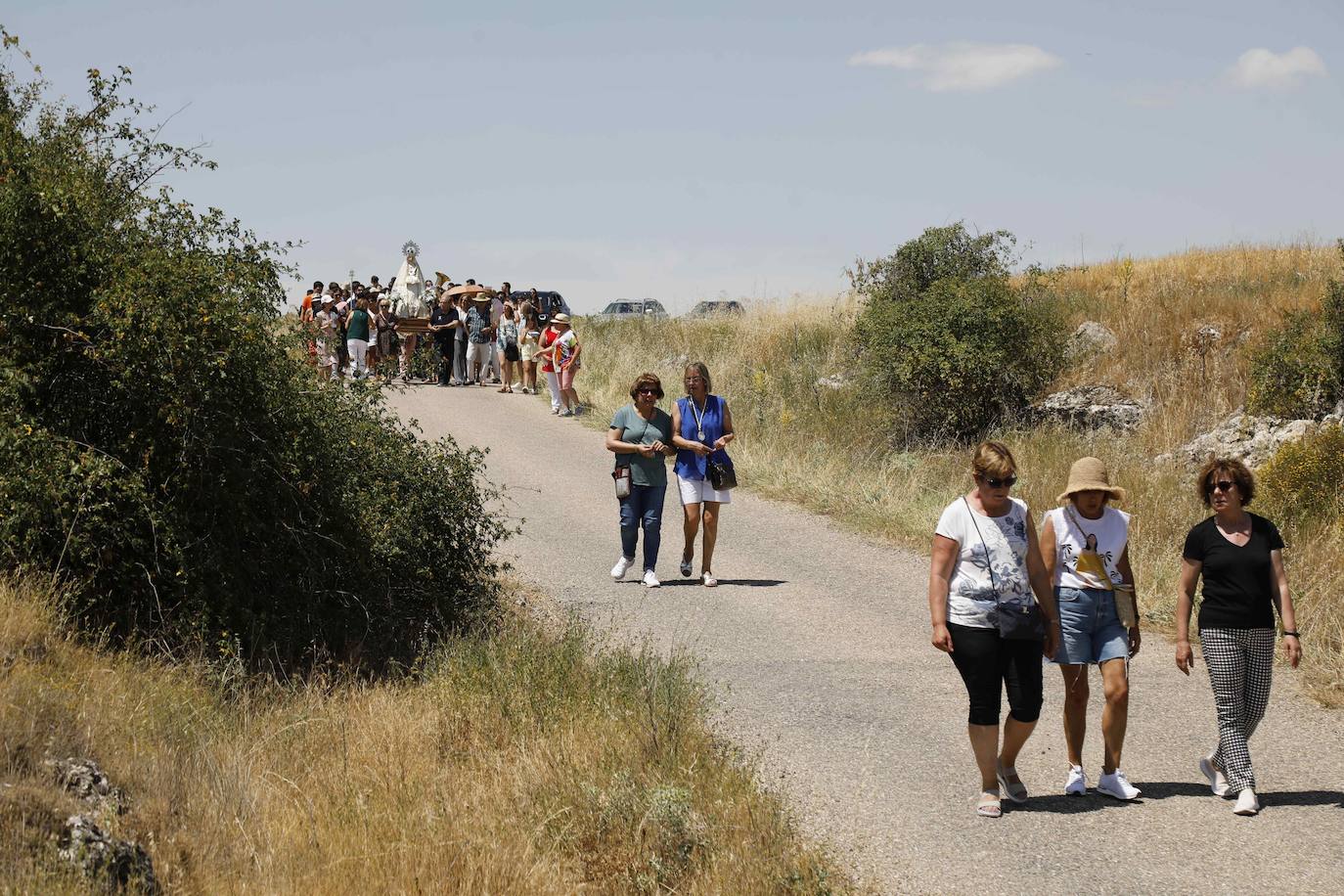 Un momento de la romería haia la ermita.