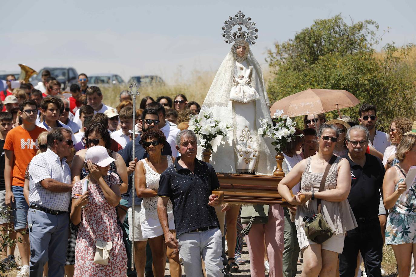 Un momento de la romería haia la ermita.