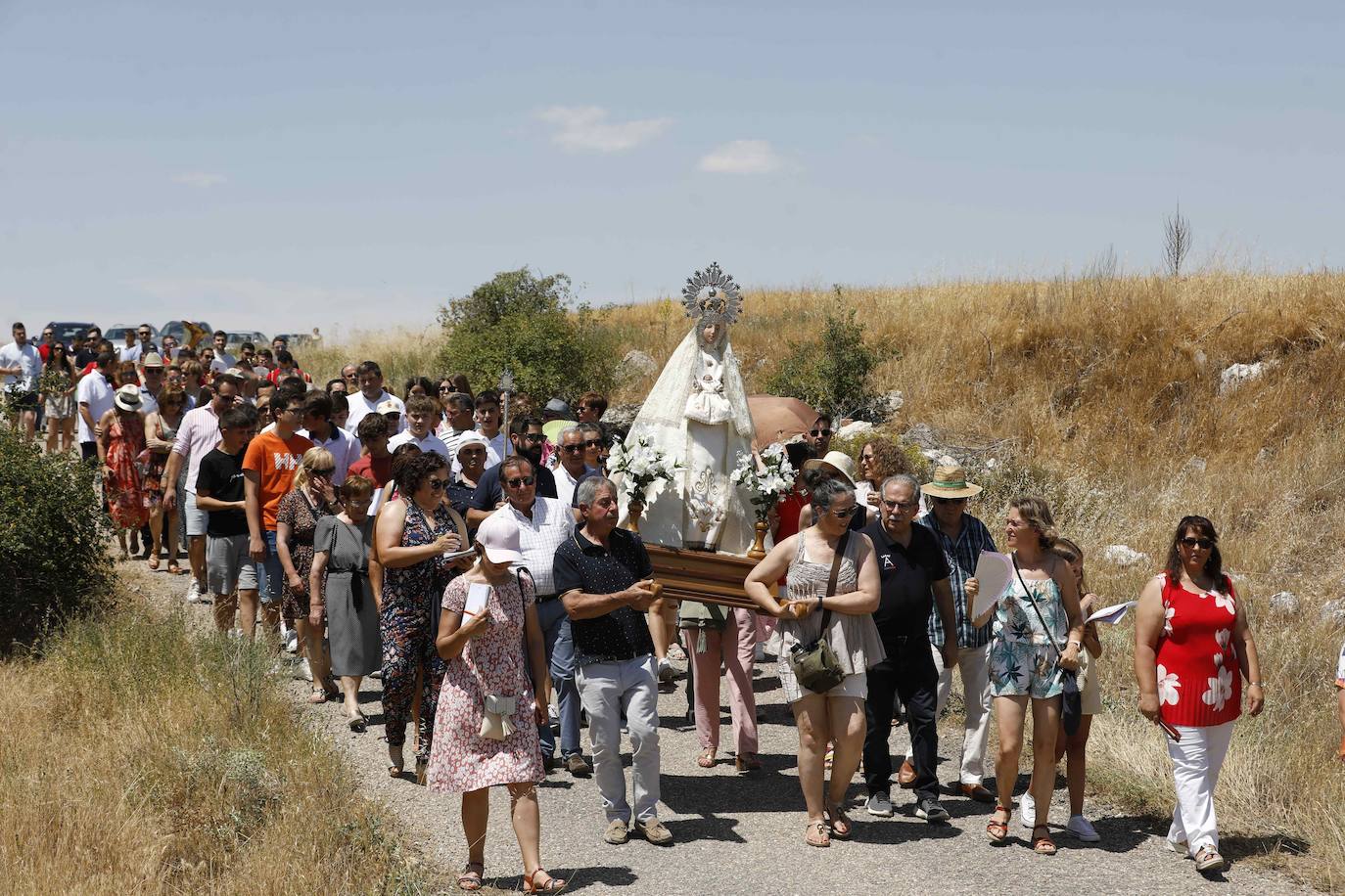 Un momento de la romería haia la ermita.