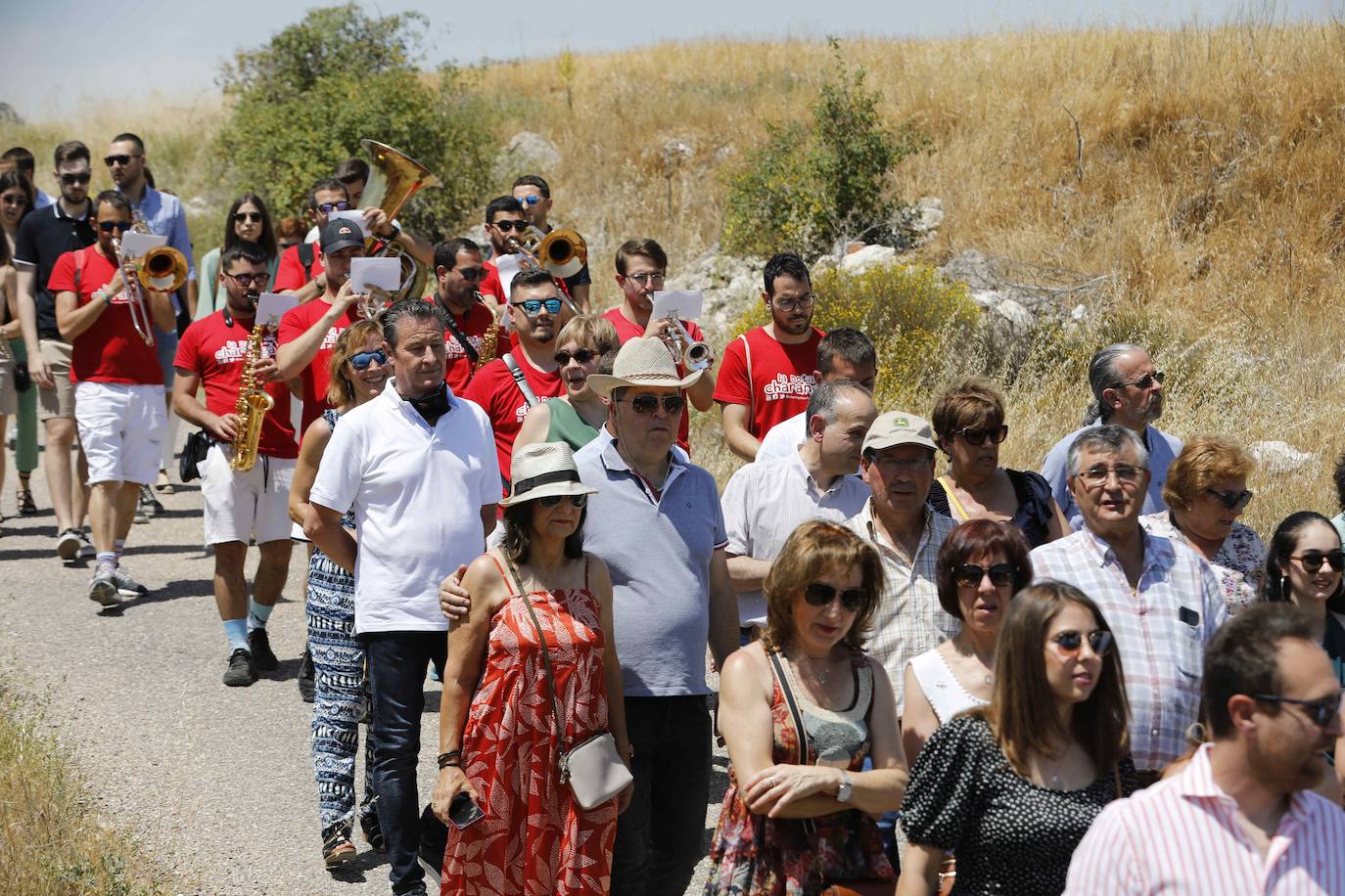 Un momento de la romería haia la ermita.