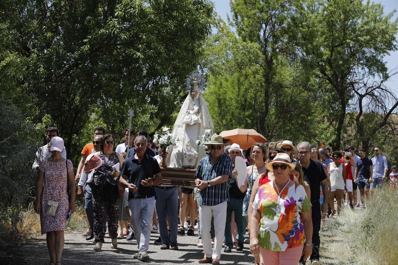 Un momento de la romería haia la ermita.