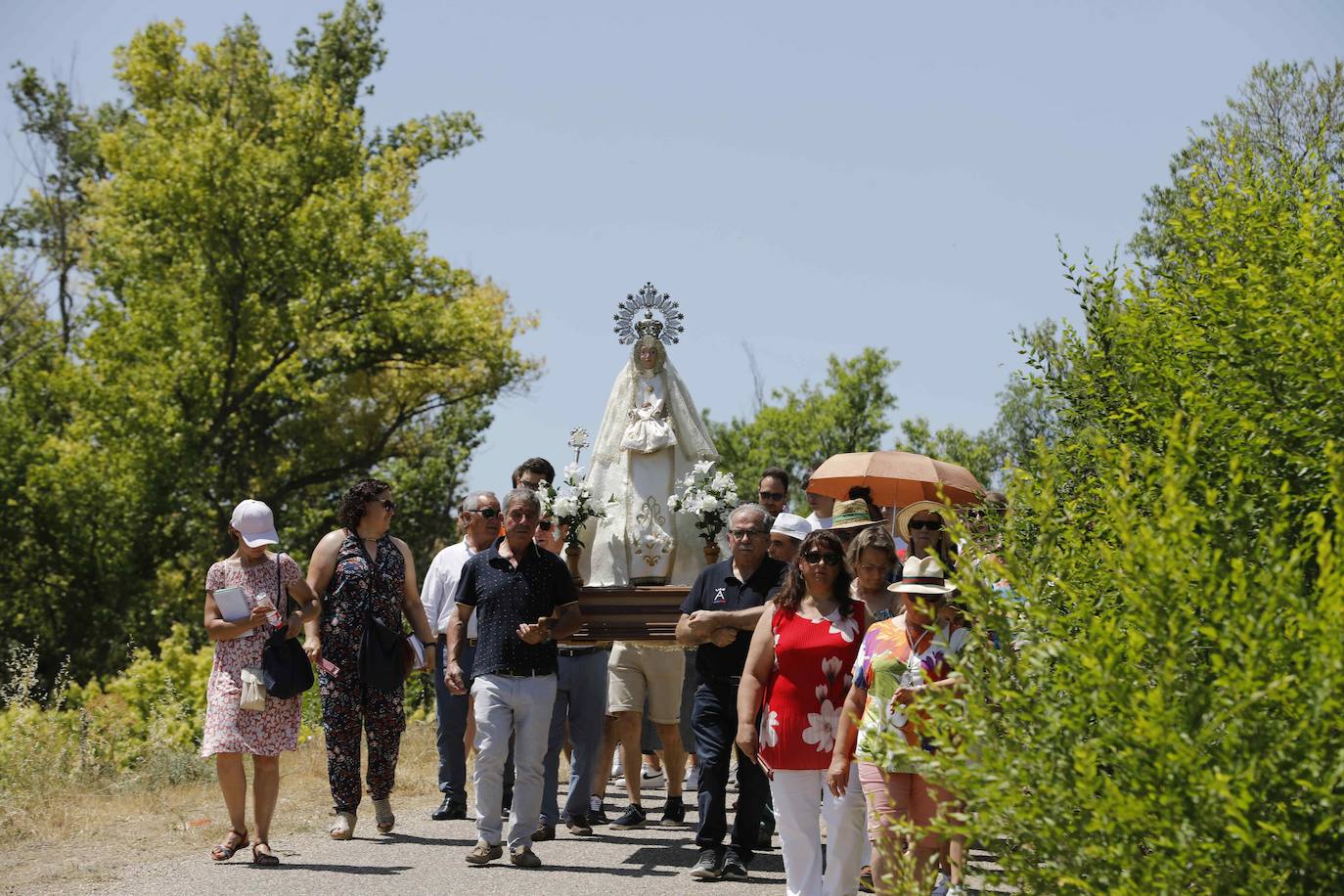 Un momento de la romería haia la ermita.