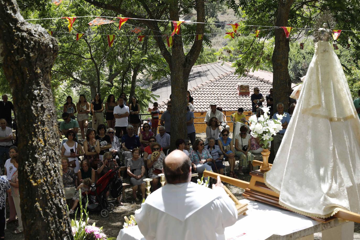 Un momento de la romería haia la ermita.