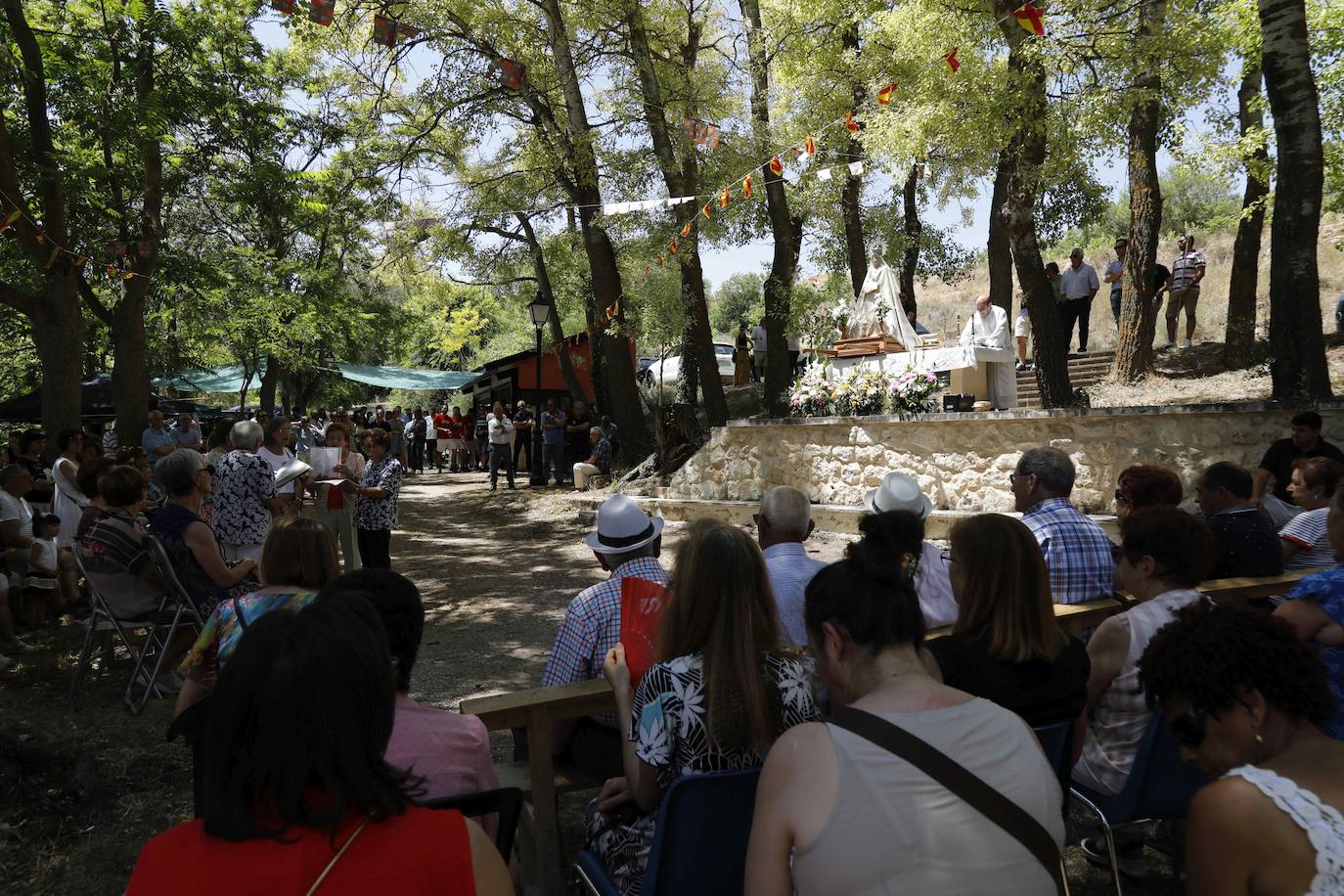 Un momento de la romería haia la ermita.