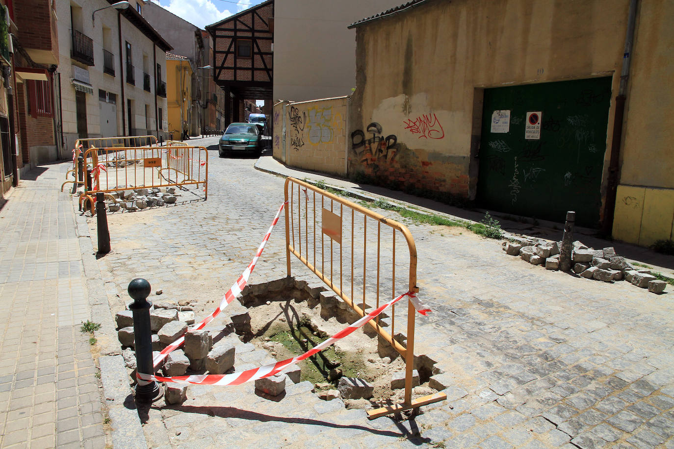 Zanjas valladas en la calle de La Plata.