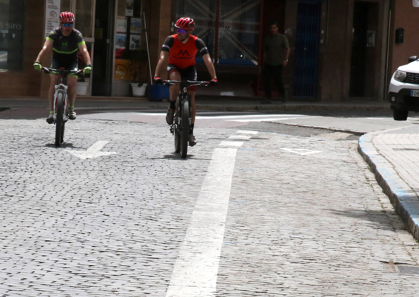 Dos ciclistas circulan por Santa Eulalia junto al carril bici.