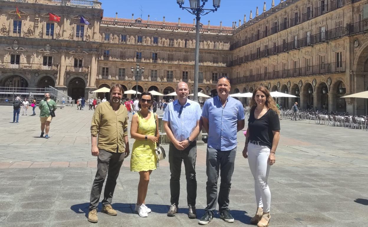 El concejal de turismo, izquierda, junto a los responsables de la naviera.