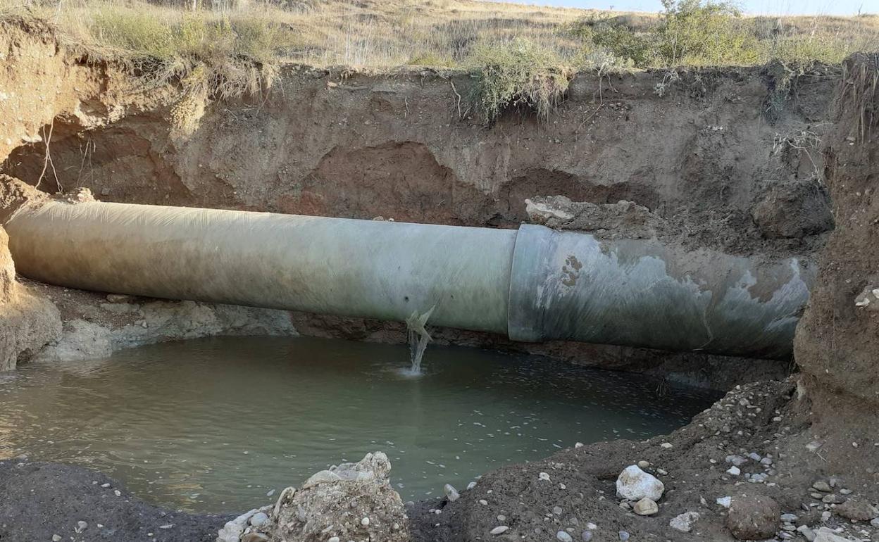 Imagen del lugar en el que se produjo el reventón en la tubería del canal. 