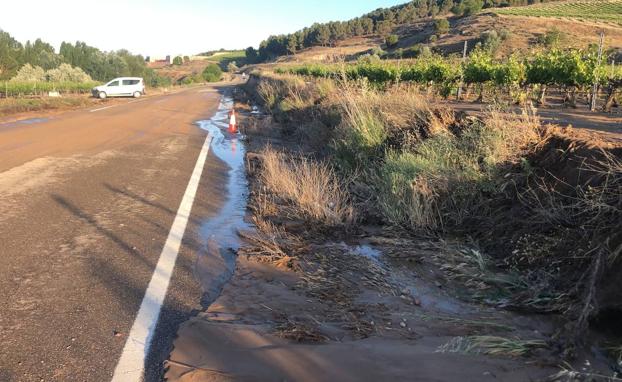 El agua afectó a la carretera y a algunos cultivos.