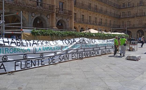 Imagen principal - Folclore charro para reclamar la reapertura para uso turístico de la línea férrea de La Fuente a Barca de Alba