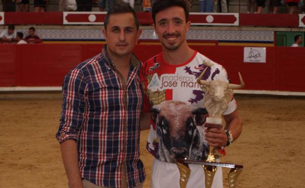 El ganador, con su trofeo.