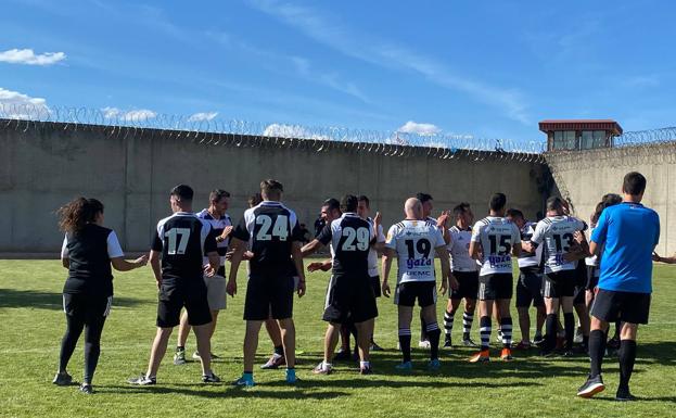 Saludo entre los integrantes de ambos equipos en el interior de prisión. 