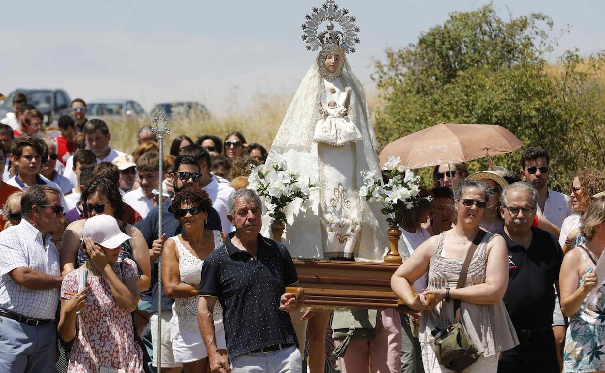 Un momento del traslado de la imagen de la virgen en la romería hasta la ermita.