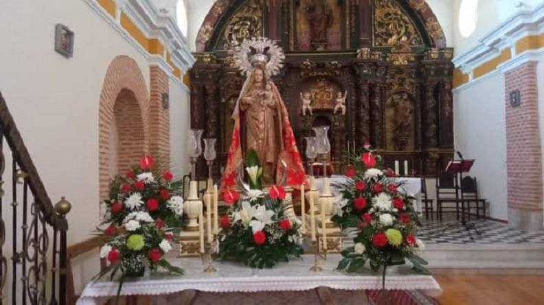 Nuestra Señora la Virgen del Rosario, preparada sobre las andas para salir en procesión. 