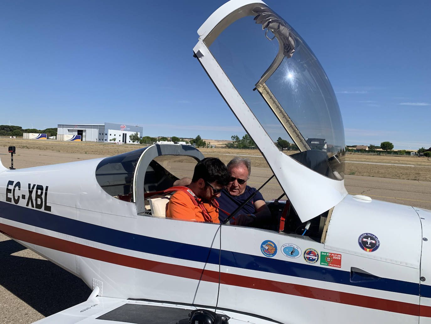 El fotógrafo Alberto Mingueza, de naranja, junto al piloto Juan José Rodríguez.