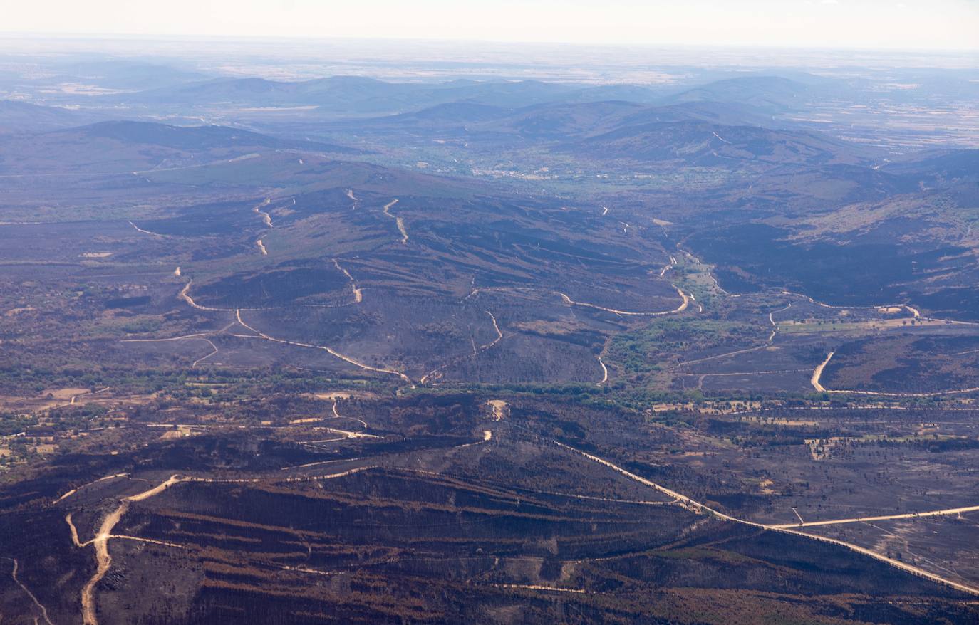 Fotos: El terreno quemado por el incendio de la Sierra de la Culebra, desde el aire