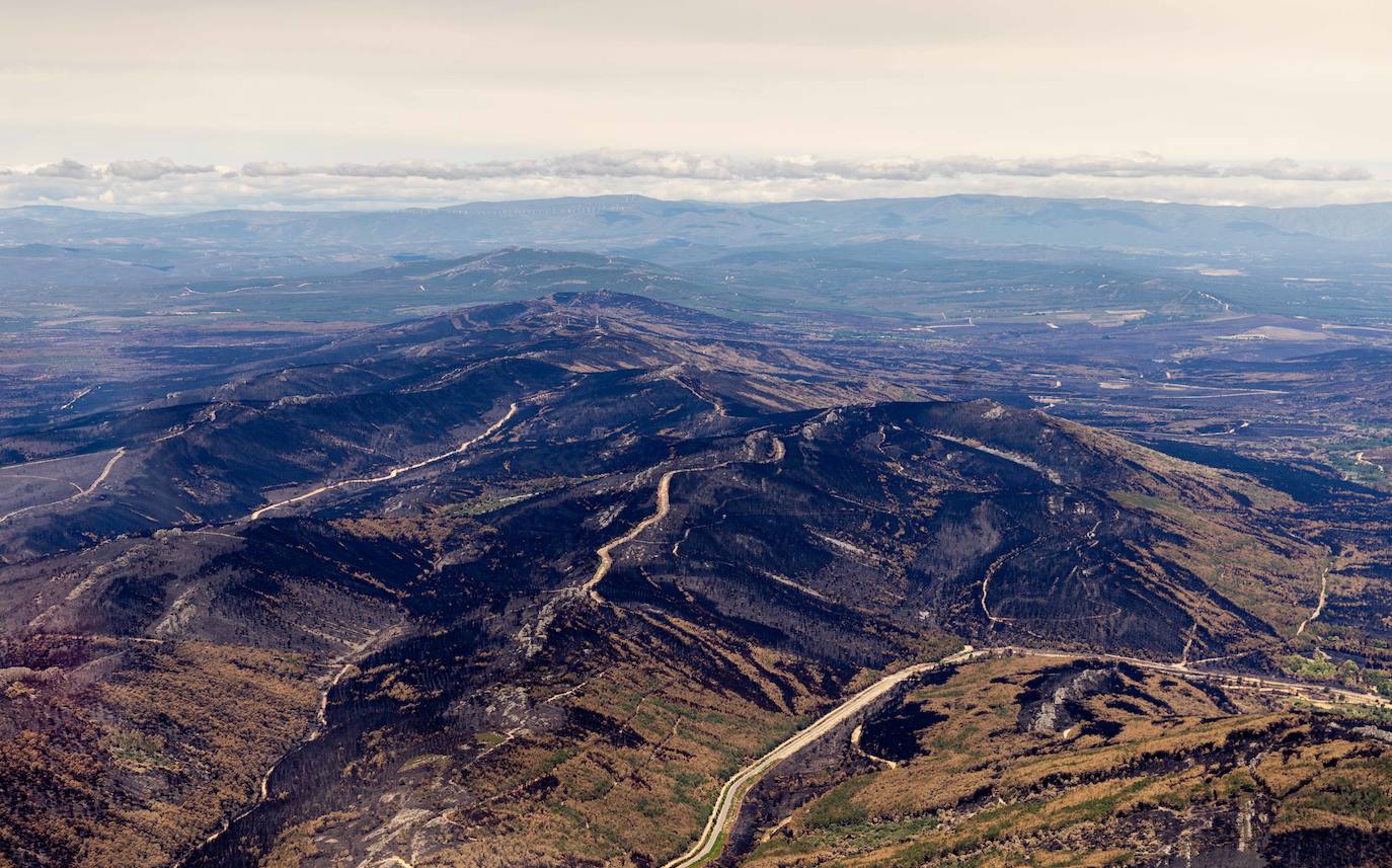 Fotos: El terreno quemado por el incendio de la Sierra de la Culebra, desde el aire